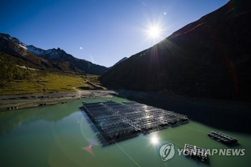 스위스, 알프스 호수에 태양광 패널 설치