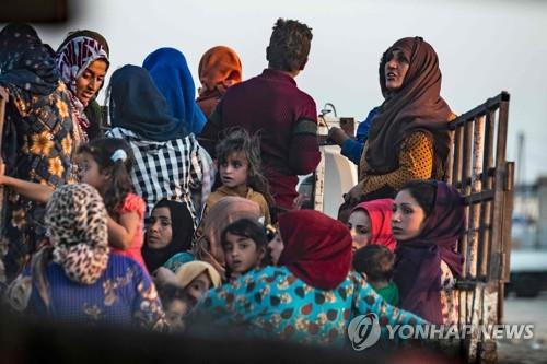 하루 만에 6만명 대피…피란행렬 줄 잇는 시리아 북동부