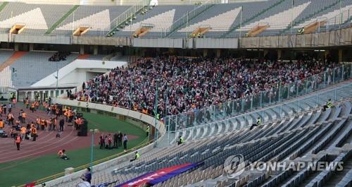 [르포] 이란 여성 축구장 처음 들어가던 날…"벅찬 눈물 흘러"