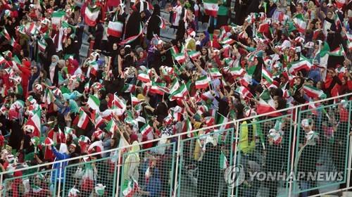 [르포] 이란 여성 축구장 처음 들어가던 날…"벅찬 눈물 흘러"