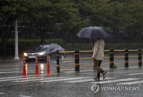 경북 동해안 강풍과 비…동해상 높은 물결