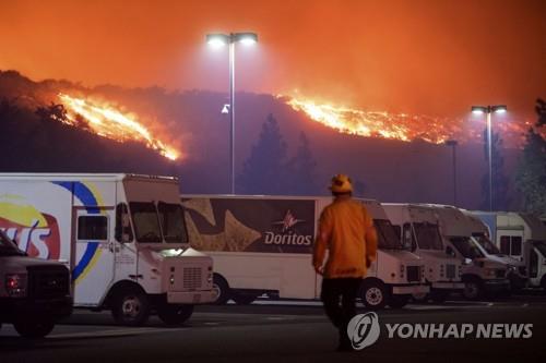 강제단전에도 끝내 산불 발화…美 남캘리포니아 10만명 대피령