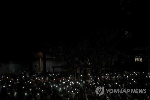 홍콩 시위대, '경찰 만행 규탄' 2km 인간 띠 만들어