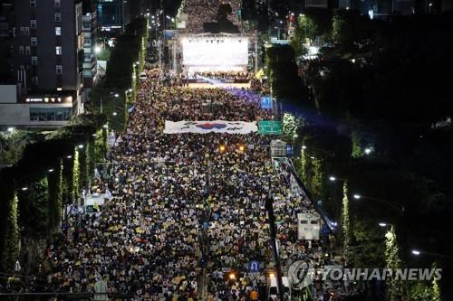 서초동서 '검찰개혁' 대규모 집회…'조국규탄' 맞불집회도