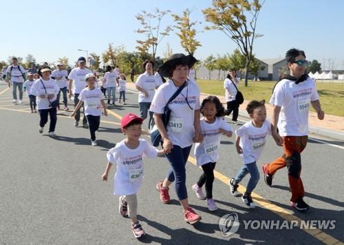 완연한 가을날씨에 축제장마다 인파…단풍 물든 산도 북적