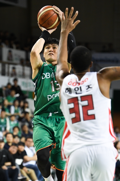 윤호영·김종규·오누아쿠 동반 더블더블…DB, 개막 3연승(종합)