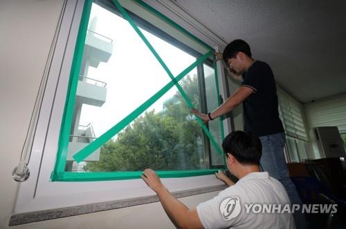 강풍에 전차선 끊기고 행인 넘어지고…영남 곳곳 태풍 간접피해