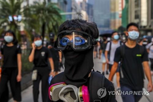 마스크 쓴 홍콩 시위대 다시 거리로…지하철역에 화염병 투척도