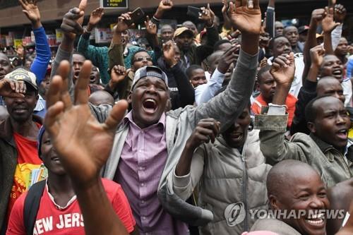 케냐 국민, 역사적 기록 세운 마라토너 킵초게에 환호