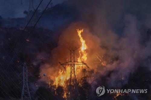 美 LA 인근 산불 피해 확산…주민 2명 사망·가옥 100여채 전소