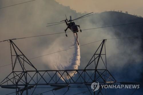 美 LA 인근 산불 피해 확산…주민 3명 사망·가옥 100여채 전소(종합)