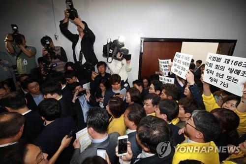 한국당 소환불응 고수…'패스트트랙 충돌' 조사없이 재판 넘기나