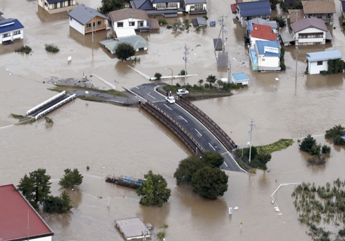 초강력 태풍에 제방 붕괴…물 잠긴 日마을 헬기·보트 구조 활동