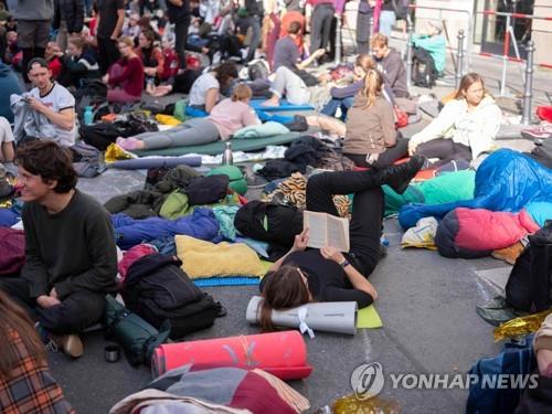 "기후변화 대응 나서라" 유럽 달군 '멸종저항' 점거 시위