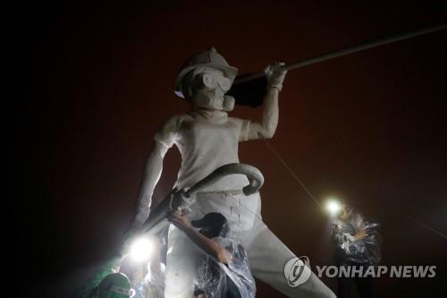 홍콩 시위대, 랜드마크 사자산 정상에 '자유의 여인상' 설치