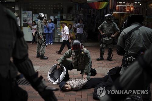 홍콩 사자산에 '자유의 여인상'…도심 게릴라식 시위(종합2보)