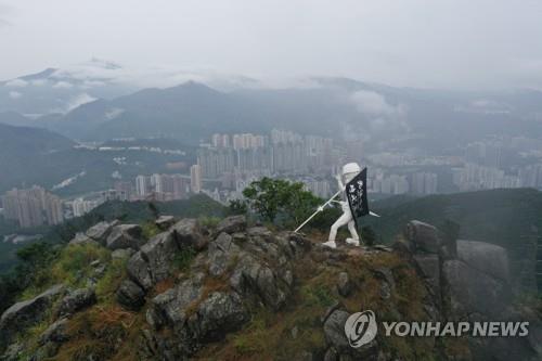 홍콩 사자산에 '자유의 여인상'…도심 게릴라식 시위(종합2보)