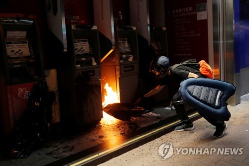 홍콩 사자산에 '자유의 여인상'…도심 게릴라식 시위(종합2보)