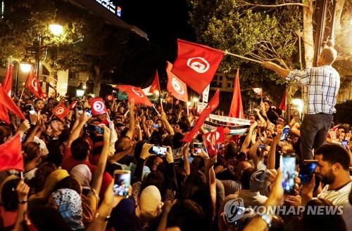 튀니지 대선서 전직 법학교수 당선 유력…젊은층 몰표 얻어