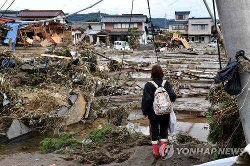 "물·식료" 하늘 향해 쓴 SOS…태풍 휩쓴 日, 구호 지연 '비상'