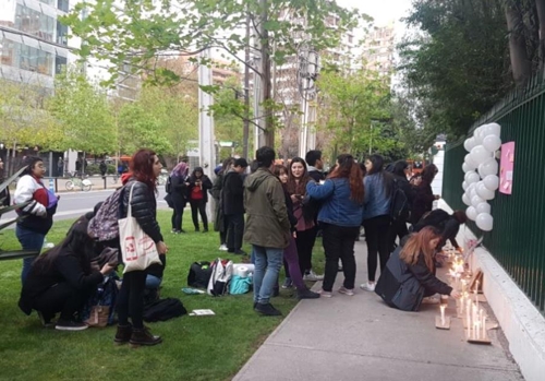 칠레 K팝 팬들도 한국대사관 앞에 모여 설리 추모