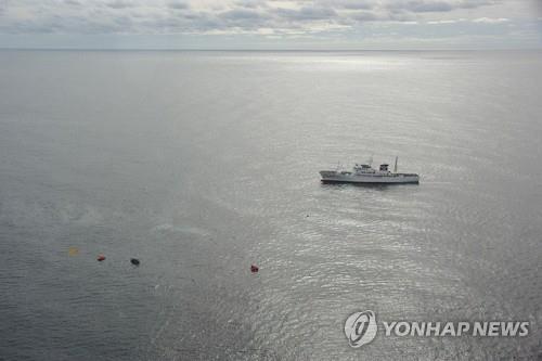 아베 "침몰 北어선 위법 미확인"…日정치권 강경대응론에 반론