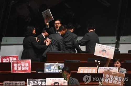 홍콩 '백색테러' 석달 새 9건…지방선거 후보자 겨냥 잇따라