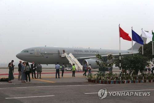 英 왕세손 부부 비행기, 파키스탄서 악천후로 착륙 실패 후 회항