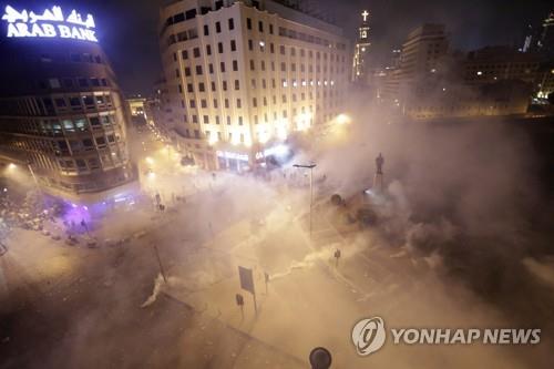 '왓츠앱 수수료'에 뿔난 레바논 시민들 거리로…"정권퇴진"