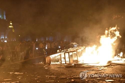 '왓츠앱 수수료'에 뿔난 레바논 시민들 거리로…"정권퇴진"