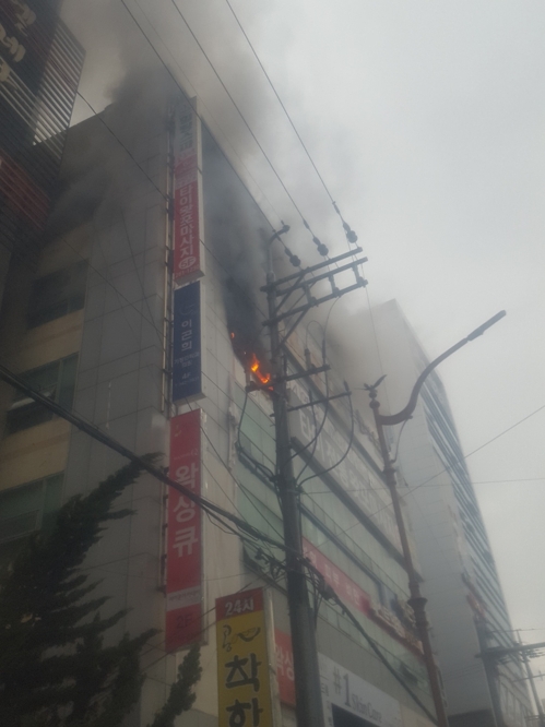 창원 복합상가 5층서 불…3천만원 재산피해