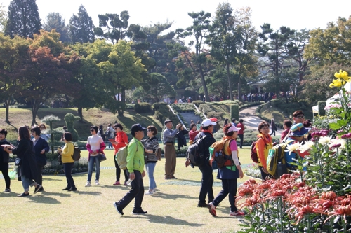 완연한 가을 날씨에 만산홍엽…중부권 유명산에 단풍객 '넘실'