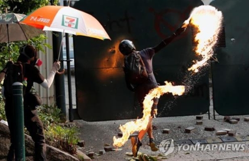 홍콩 시위대 '반중 정서' 표출…샤오미·중국계 은행 불에 타