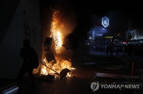 홍콩 시위대 '반중 정서' 표출…샤오미·중국계 은행 불에 타