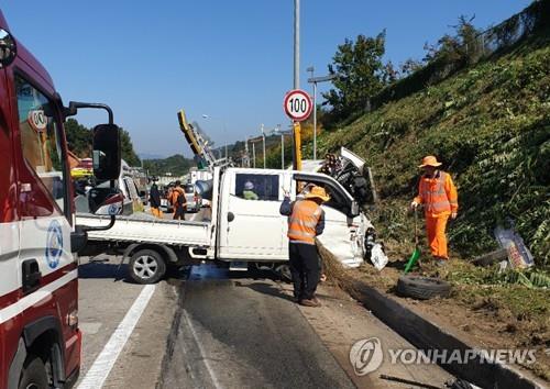 중부내륙고속도서 21t 탑차 덮쳐…풀베기 작업 3명 사망