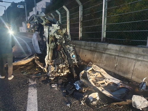 괴산서 택시가 옹벽 들이받고 전소…2명 사망