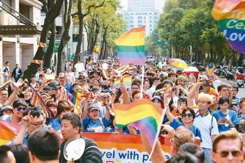 대만 퀴어 퍼레이드, 16년만에 참가자 800명→20만명