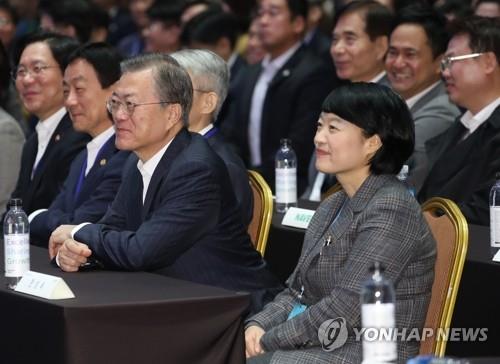 文대통령 "인공지능은 인류의 동반자…올해안 AI 국가전략 제시"