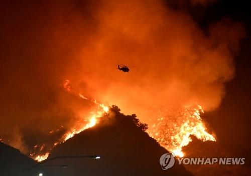 잇단 대형산불에 휩싸인 美캘리포니아…LA산불 초호화 부촌 위협