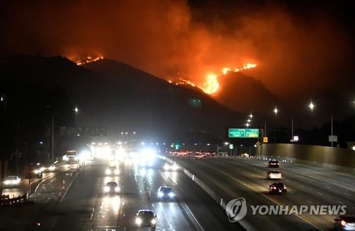 잇단 대형산불에 휩싸인 美캘리포니아…LA산불 초호화 부촌 위협