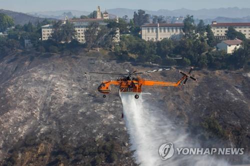 잇단 대형산불에 휩싸인 美캘리포니아…LA산불 초호화 부촌 위협