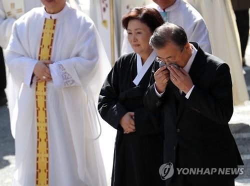 文대통령 "위로·격려 해주신 국민께 깊이 감사"…안장식서 언급