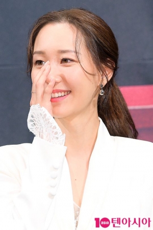 [TEN PHOTO]이유영 &#39;미소가 어울리는 그녀&#39;