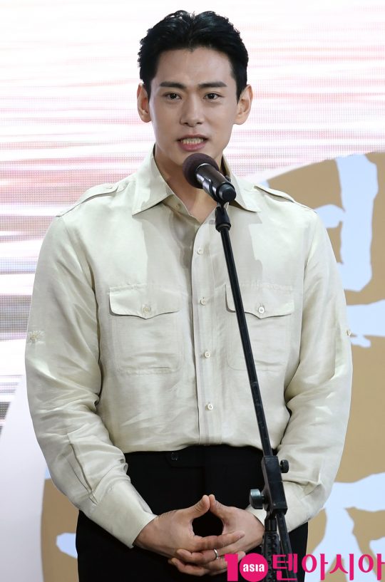 24th BIFF 버티고 유태오 첫 촬영에 천우희와 진한 키스신 | 텐아시아