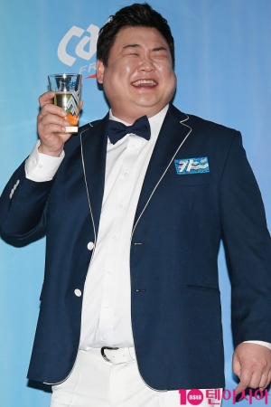 [TEN PHOTO] 김준현 &#39;함께 마셔요&#39;