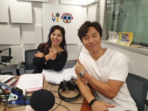 '러브 FM' 김정민, “본업은 아빠”···가정적인 면모 뽐내 &#39;눈길&#39;