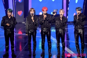 [TEN PHOTO]AB6IX &#39;오늘도 1위 행진&#39;