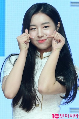 [TEN PHOTO] 아리아즈 주은 &#39;귀요미 손하트&#39;