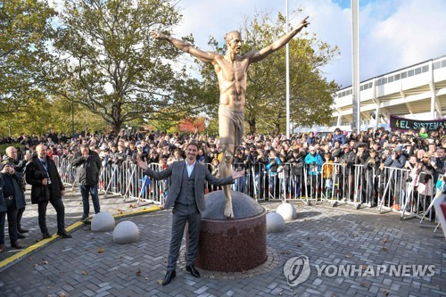 스웨덴 축구스타 이브라히모비치 고향에 동상 제막