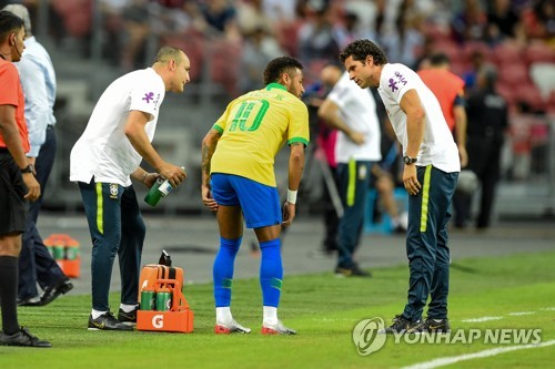 네이마르, 복귀 한 달 만에 또 부상…11월 A매치 결장 유력